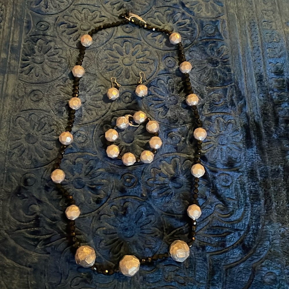 Handmade necklace , bracelet and earrings black and silver